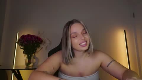 Snapshot of viollasinzz chatting on 11.20.25 Violla online show from 11.20.25