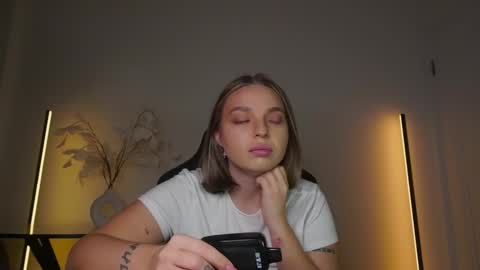 Snapshot of viollasinzz chatting on 11.22.25 Violla online show from 11.22.25