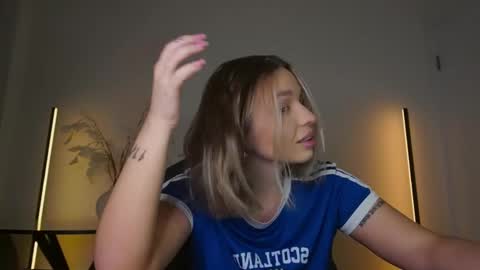 Snapshot of viollasinzz chatting on 11.24.25 Violla online show from 11.24.25