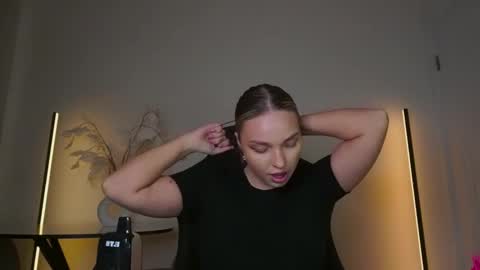 Snapshot of viollasinzz chatting on 11.25.25 Violla online show from 11.25.25