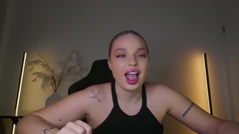 Snapshot of viollasinzz chatting on 11.26.25 Violla online show from 11.26.25