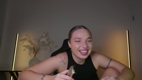 Snapshot of viollasinzz chatting on 11.28.25 Violla online show from 11.28.25