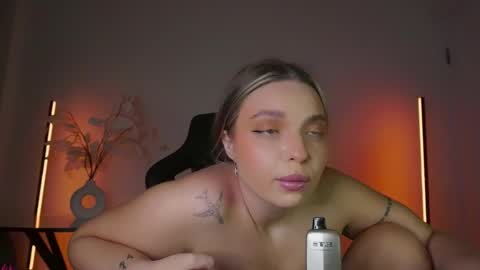 Snapshot of viollasinzz chatting on 11.30.25 Violla online show from 11.30.25