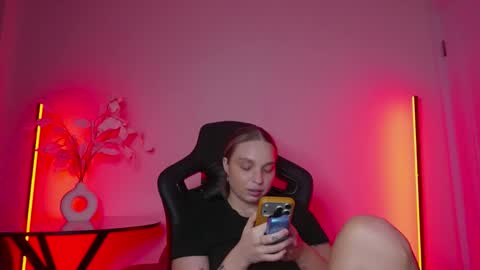 Snapshot of viollasinzz chatting on 12.14.25 Violla online show from 12.14.25