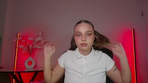 Snapshot of viollasinzz chatting on 12.15.25 Violla online show from 12.15.25