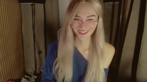 Snapshot of virgenpearl chatting on 10.11.25 Pearl online show from 10.11.25