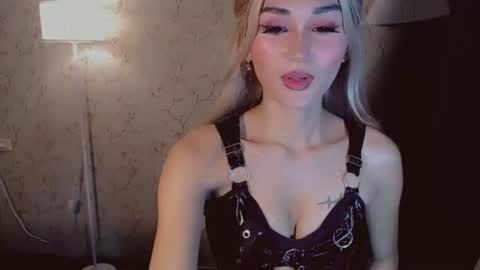 Snapshot of virgenpearl chatting on 10.23.25 Pearl online show from 10.23.25