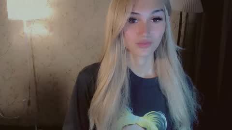 Snapshot of virgenpearl chatting on 10.26.25 Pearl online show from 10.26.25