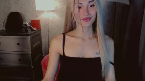 Snapshot of virgenpearl chatting on 11.14.25 Pearl online show from 11.14.25