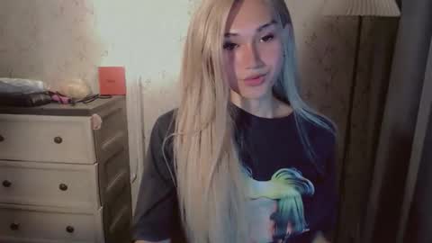 Snapshot of virgenpearl chatting on 11.21.25 Pearl online show from 11.21.25