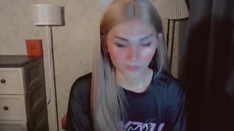 Snapshot of virgenpearl chatting on 11.25.25 Pearl online show from 11.25.25