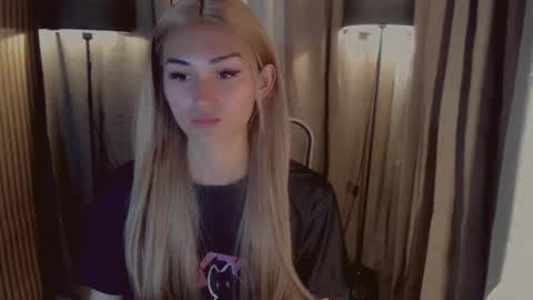 Snapshot of virgenpearl chatting on 11.25.25 Pearl online show from 11.25.25