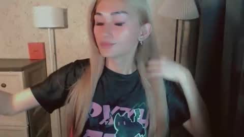 Snapshot of virgenpearl chatting on 11.26.25 Pearl online show from 11.26.25