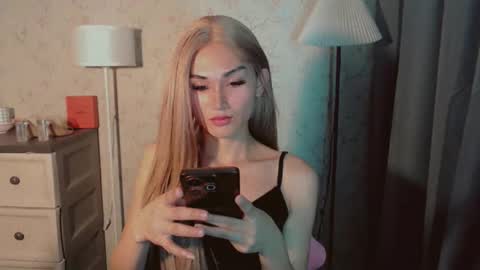 Snapshot of virgenpearl chatting on 11.28.25 Pearl online show from 11.28.25