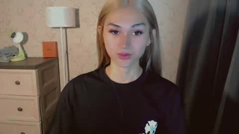 Snapshot of virgenpearl chatting on 12.03.25 Pearl online show from 12.03.25