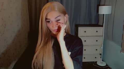 Snapshot of virgenpearl chatting on 12.04.25 Pearl online show from 12.04.25