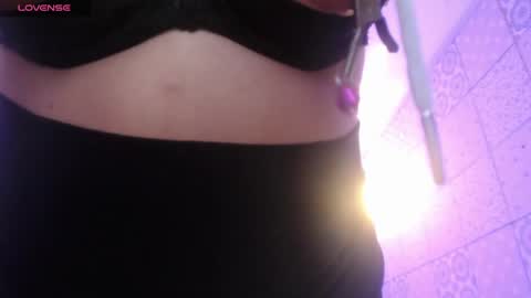 Snapshot of vitoria23_ chatting on 03.12.25 victoria 3 online show from 03.12.25