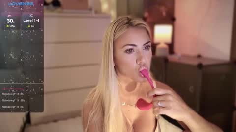 Snapshot of viv_milf chatting on 09.26.25 Vivian is here online show from 09.26.25