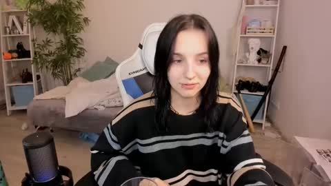 Snapshot of vivian_qwerty chatting on 12.20.24 vivian_qwerty online show from 12.20.24