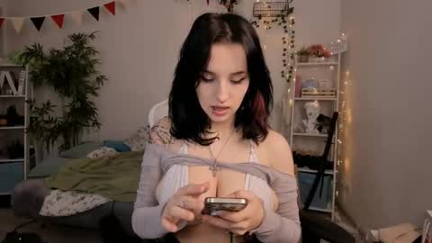 Snapshot of vivian_qwerty chatting on 12.23.24 vivian_qwerty online show from 12.23.24