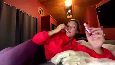 VivianLuxe online show from 10.17.25