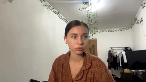 Snapshot of viviennebreihan chatting on 11.02.25 Vivi online show from 11.02.25