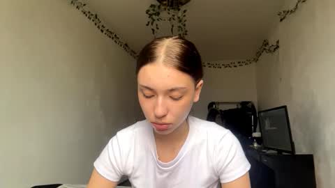 Snapshot of viviennebreihan chatting on 11.05.25 Vivi online show from 11.05.25