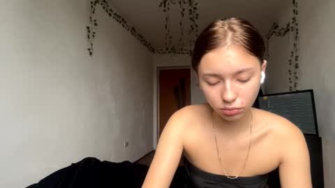 Snapshot of viviennebreihan chatting on 11.10.25 Vivi online show from 11.10.25