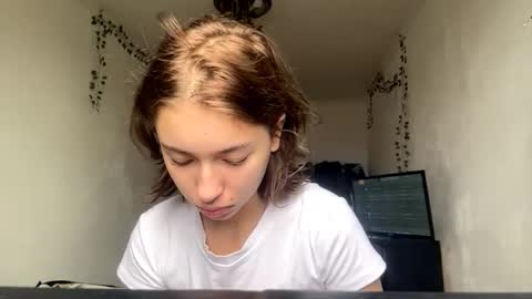 Snapshot of viviennebreihan chatting on 11.12.25 Vivi online show from 11.12.25