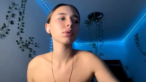 Snapshot of viviennebreihan chatting on 11.22.25 Vivi online show from 11.22.25