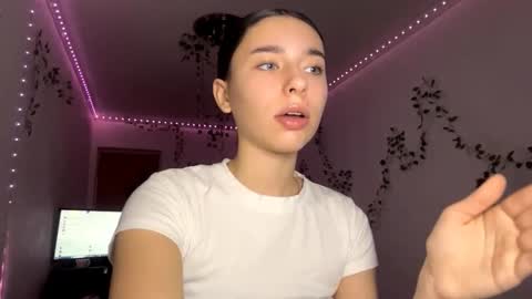 Snapshot of viviennebreihan chatting on 11.24.25 Vivi online show from 11.24.25