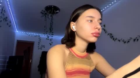 Snapshot of viviennebreihan chatting on 11.30.25 Vivi online show from 11.30.25