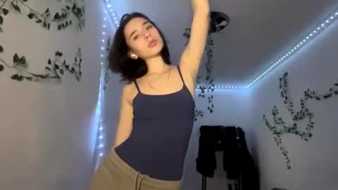 Snapshot of viviennebreihan chatting on 12.04.25 Vivi online show from 12.04.25