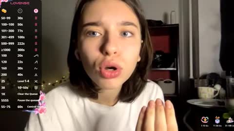 Snapshot of viviennebreihan chatting on 12.14.25 Vivi online show from 12.14.25