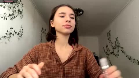 Snapshot of viviennebreihan chatting on 12.15.25 Vivi online show from 12.15.25