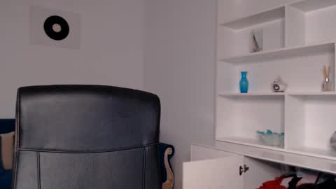 Vivienne online show from 02.27.25