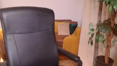 Vivienne online show from 11.16.25