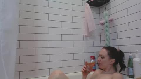 Snapshot of viviennoir chatting on 01.14.26 viviennoir online show from 01.14.26