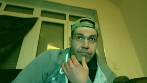 Snapshot of voyeuredeluxe chatting on 03.20.26 voyeuredeluxe online show from 03.20.26