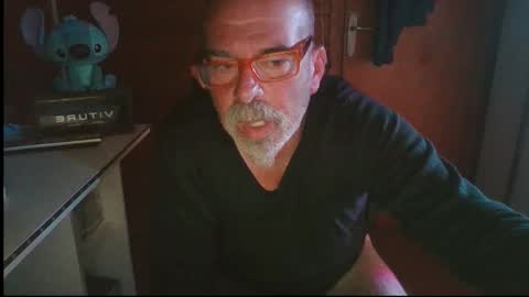 Snapshot of vuda77 chatting on 10.31.25 oscar online show from 10.31.25