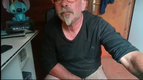 Snapshot of vuda77 chatting on 11.01.25 oscar online show from 11.01.25