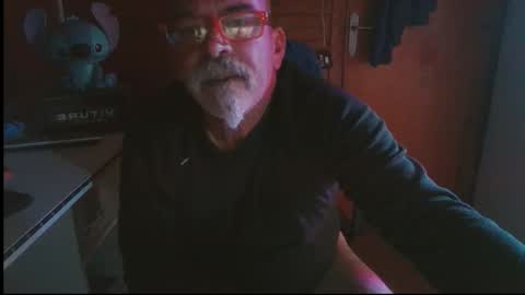 Snapshot of vuda77 chatting on 11.11.25 oscar online show from 11.11.25