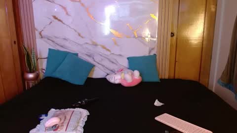 Snapshot of w_kittycat chatting on 04.18.26 kitty SUPORT ME AND MY BABY SINGLE MOMY online show from 04.18.26