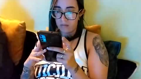 Snapshot of waningrosee chatting on 01.03.25 Waningrose Lu online show from 01.03.25