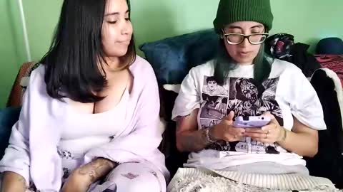 Snapshot of waningrosee chatting on 01.20.25 Waningrose Lu online show from 01.20.25