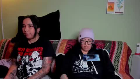 Snapshot of waningrosee chatting on 02.19.25 Waningrose Lu online show from 02.19.25