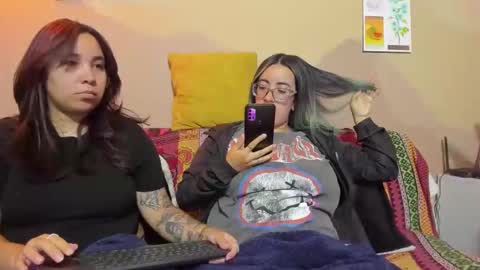 Snapshot of waningrosee chatting on 09.16.25 Waningrose Lu online show from 09.16.25