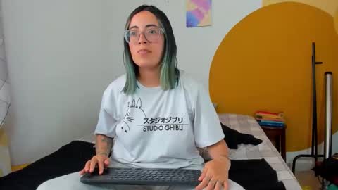 Snapshot of waningrosee chatting on 11.05.25 Waningrose Lu online show from 11.05.25