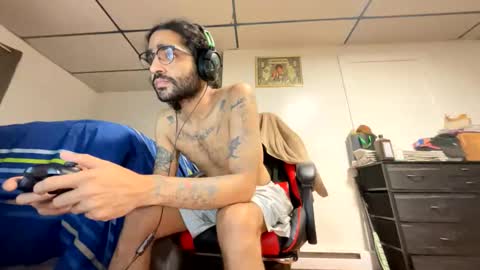 Snapshot of webthrow chatting on 10.07.25 ShootingWebs online show from 10.07.25