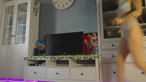 Snapshot of weed_princesss chatting on 12.04.24  moon  online show from 12.04.24